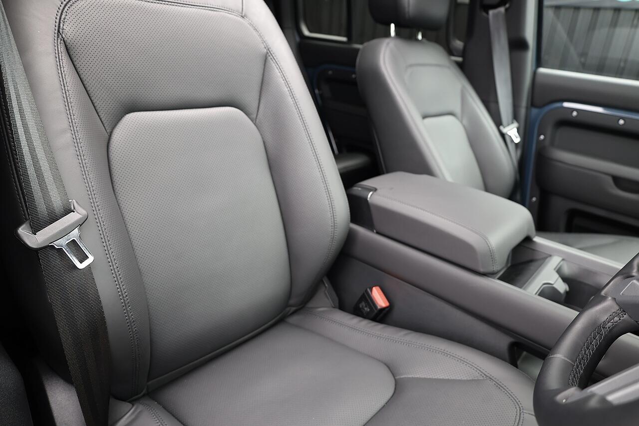 Land Rover Defender 110 view 32