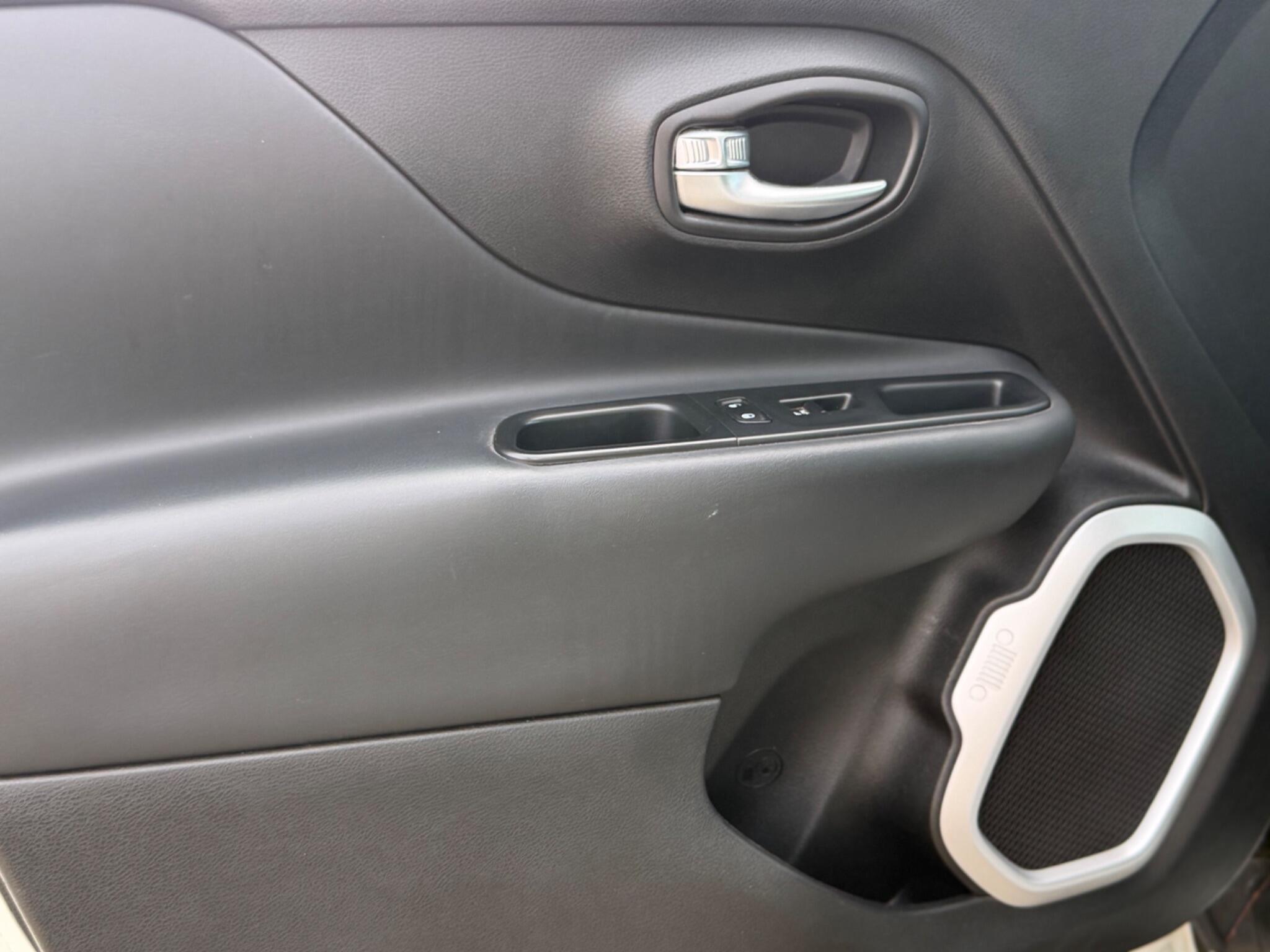 Jeep Renegade view 31