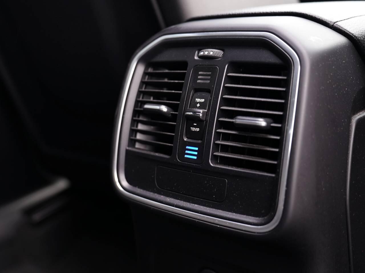 Porsche Macan view 22