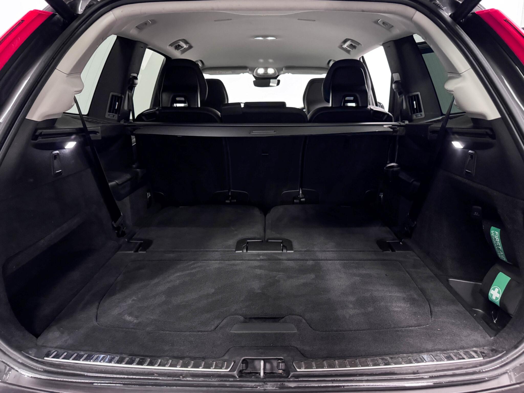 Volvo XC90 view 8