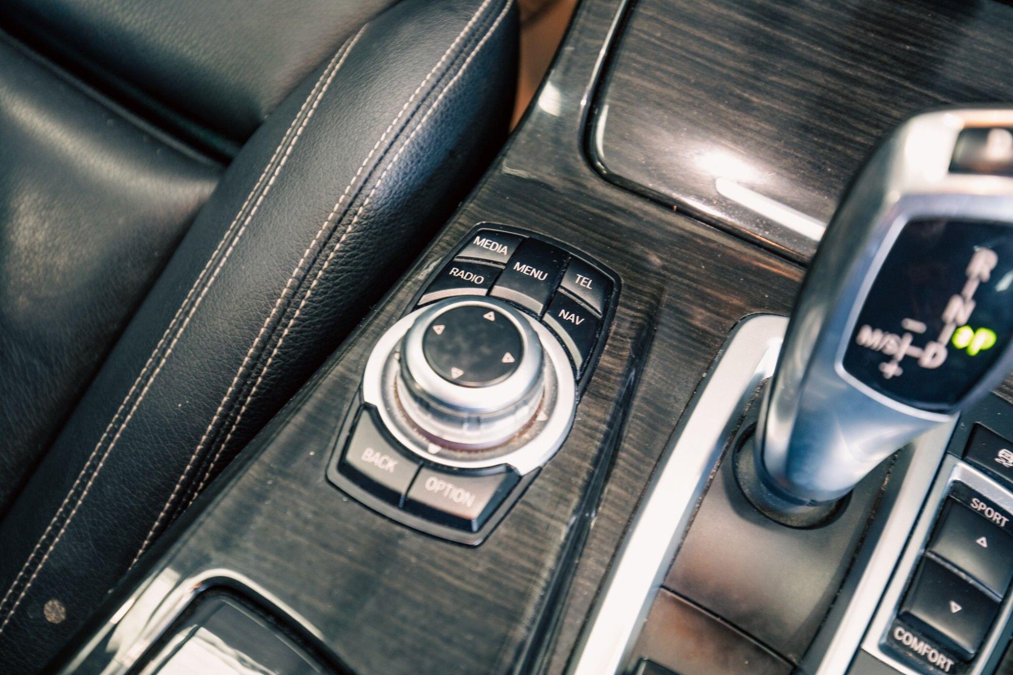 BMW 5 Series view 25