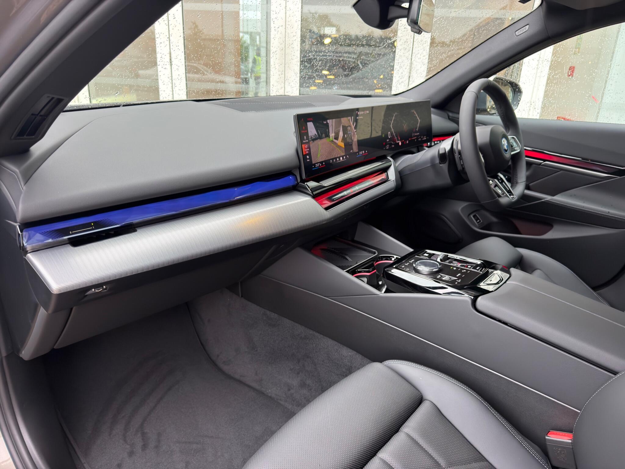 BMW 5 Series view 8