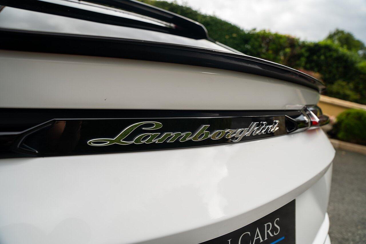 Lamborghini Urus view 10