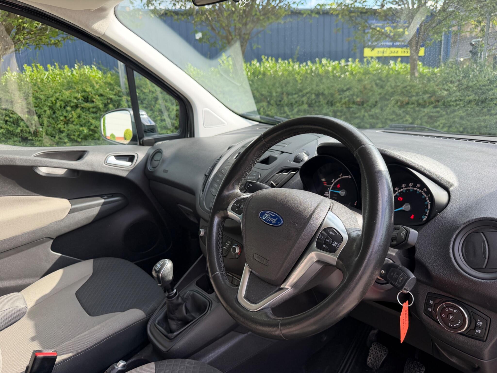 Ford Tourneo Courier view 4