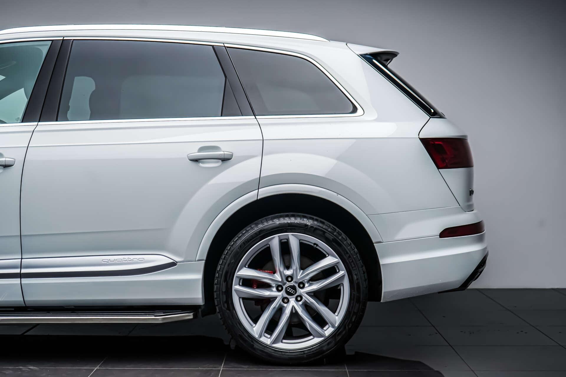 Audi Q7 view 13