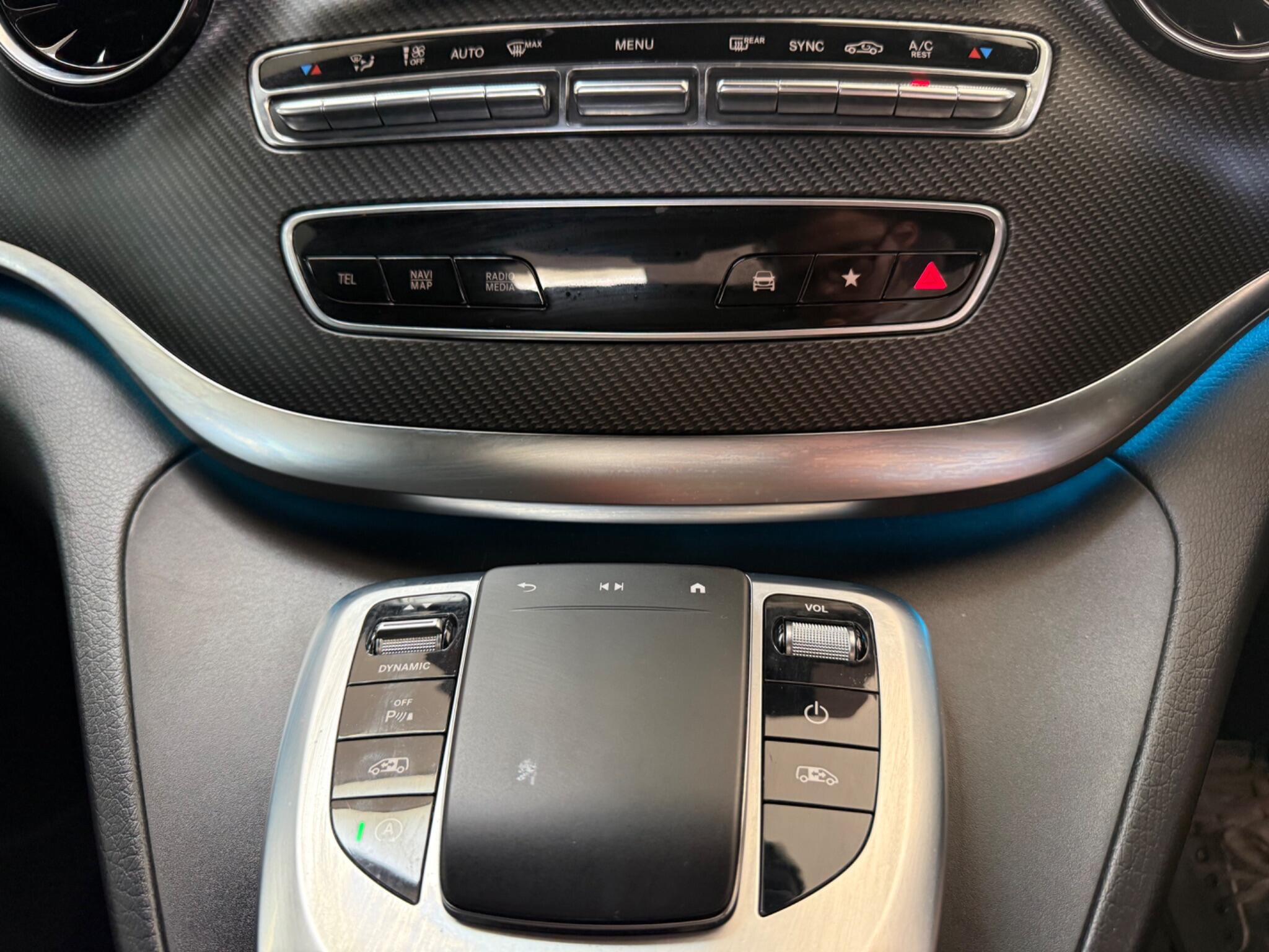 Mercedes-Benz V-Class view 26