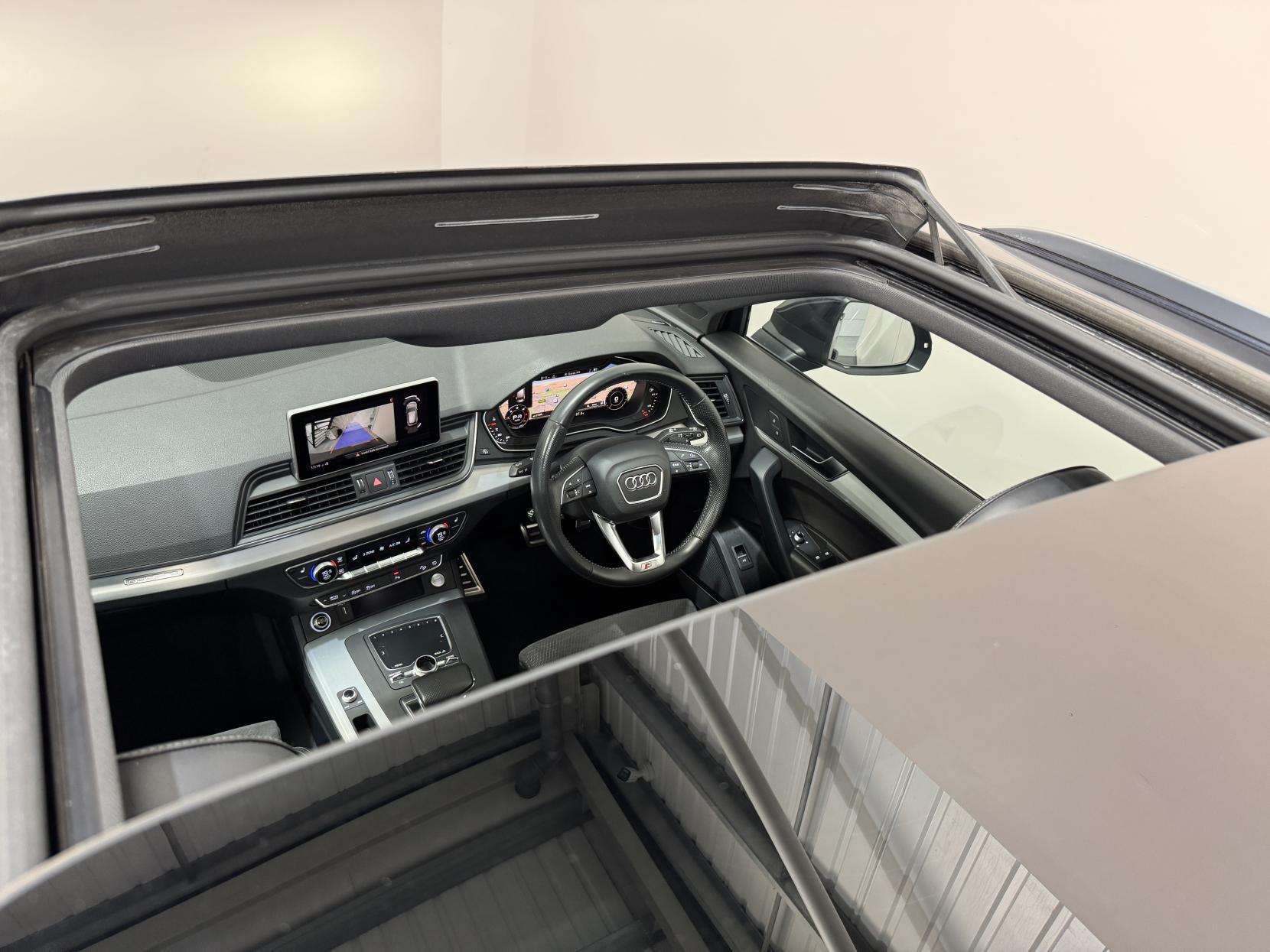 Audi Q5 view 12
