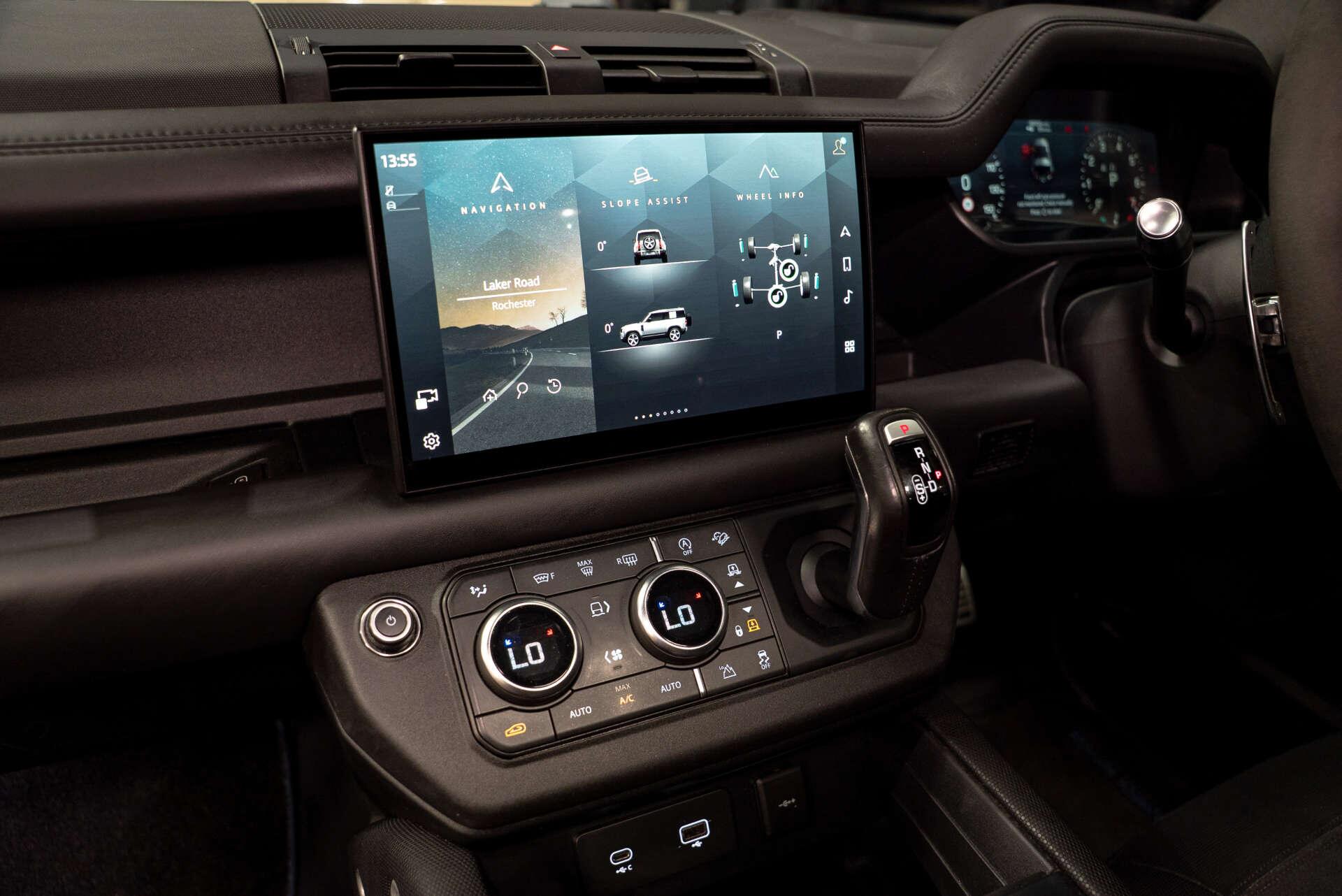 Land Rover Defender 90 view 31