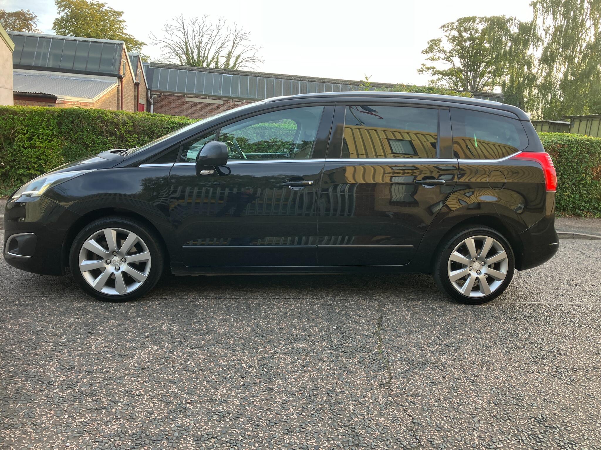 Peugeot 5008 view 4