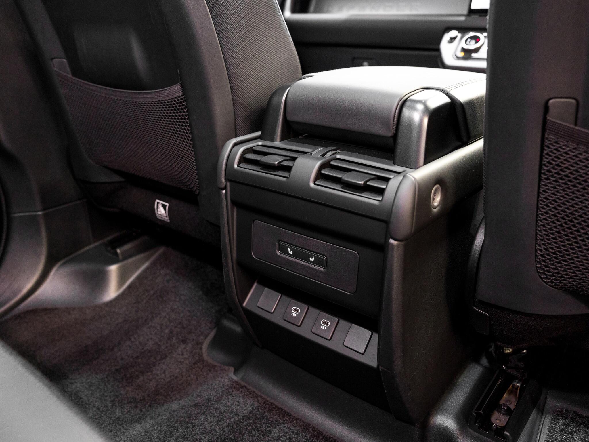Land Rover Defender 110 view 34