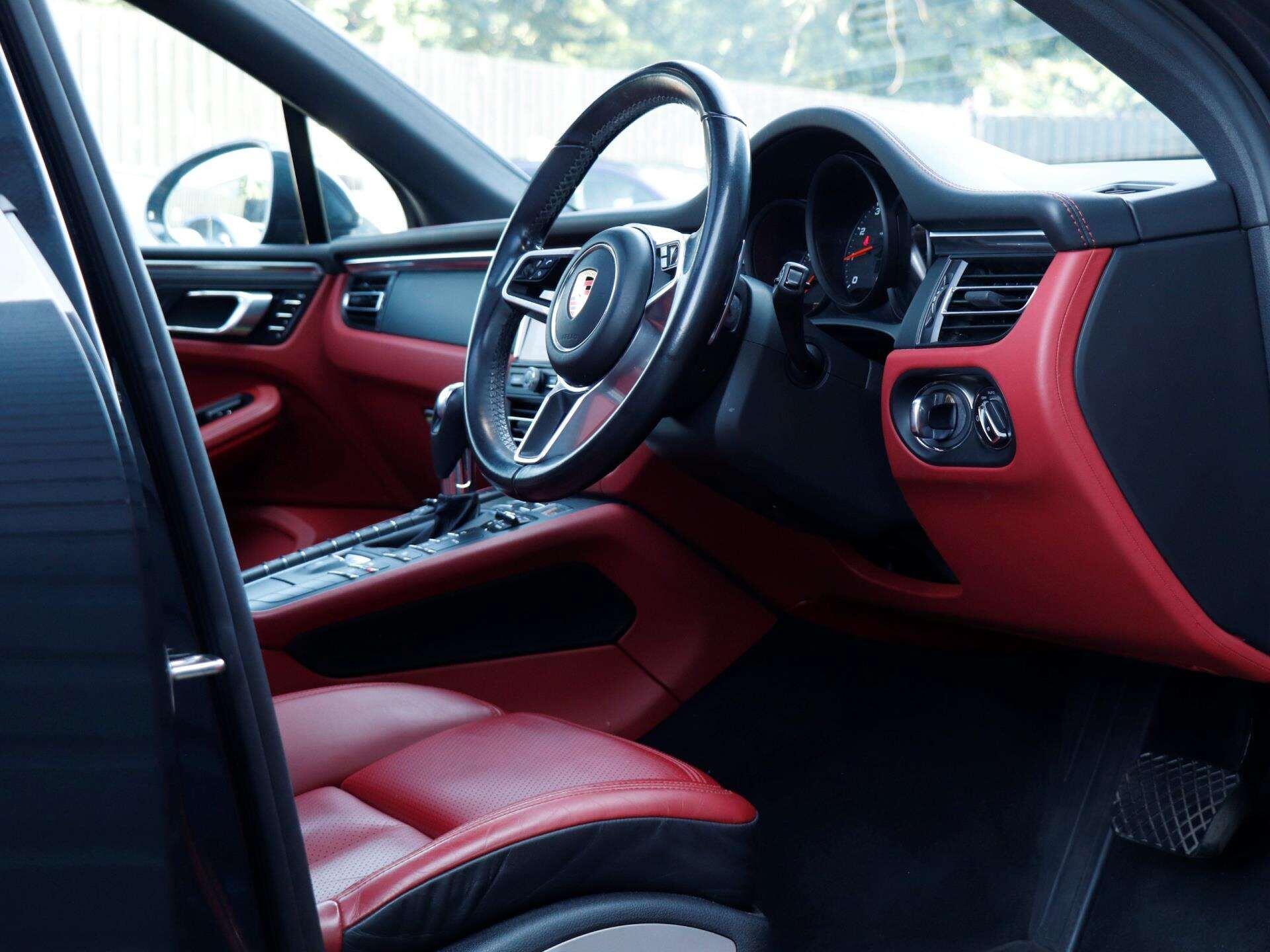 Porsche Macan view 11