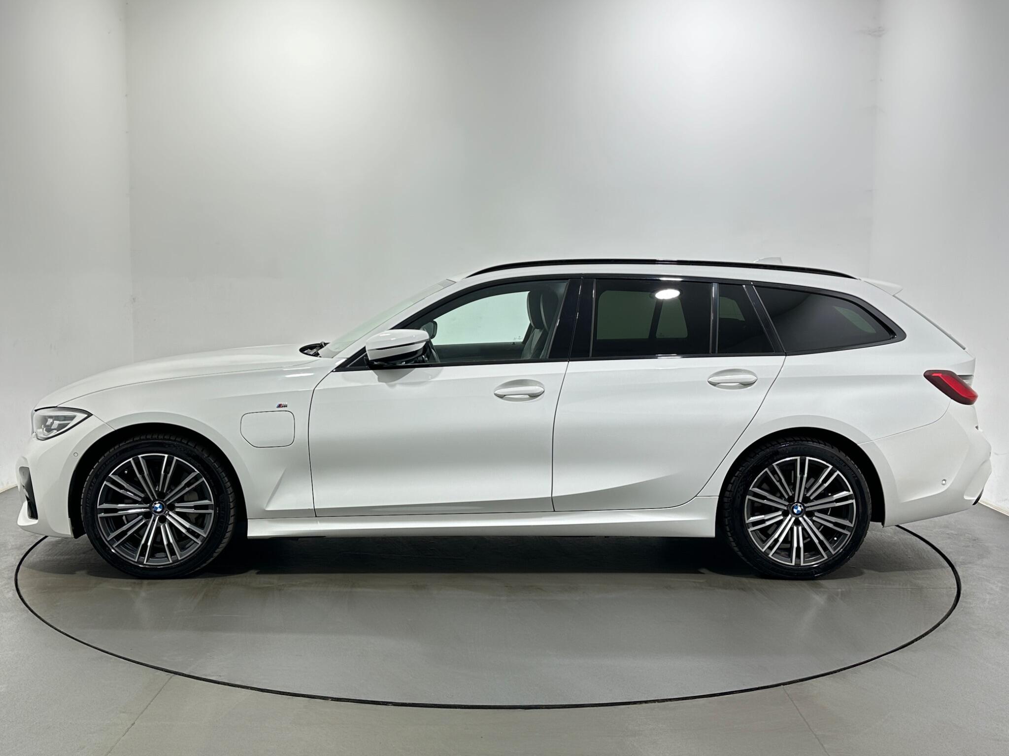 BMW 3 Series view 5