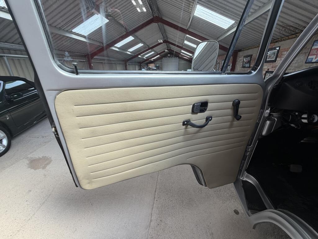 Volkswagen Transporter view 10