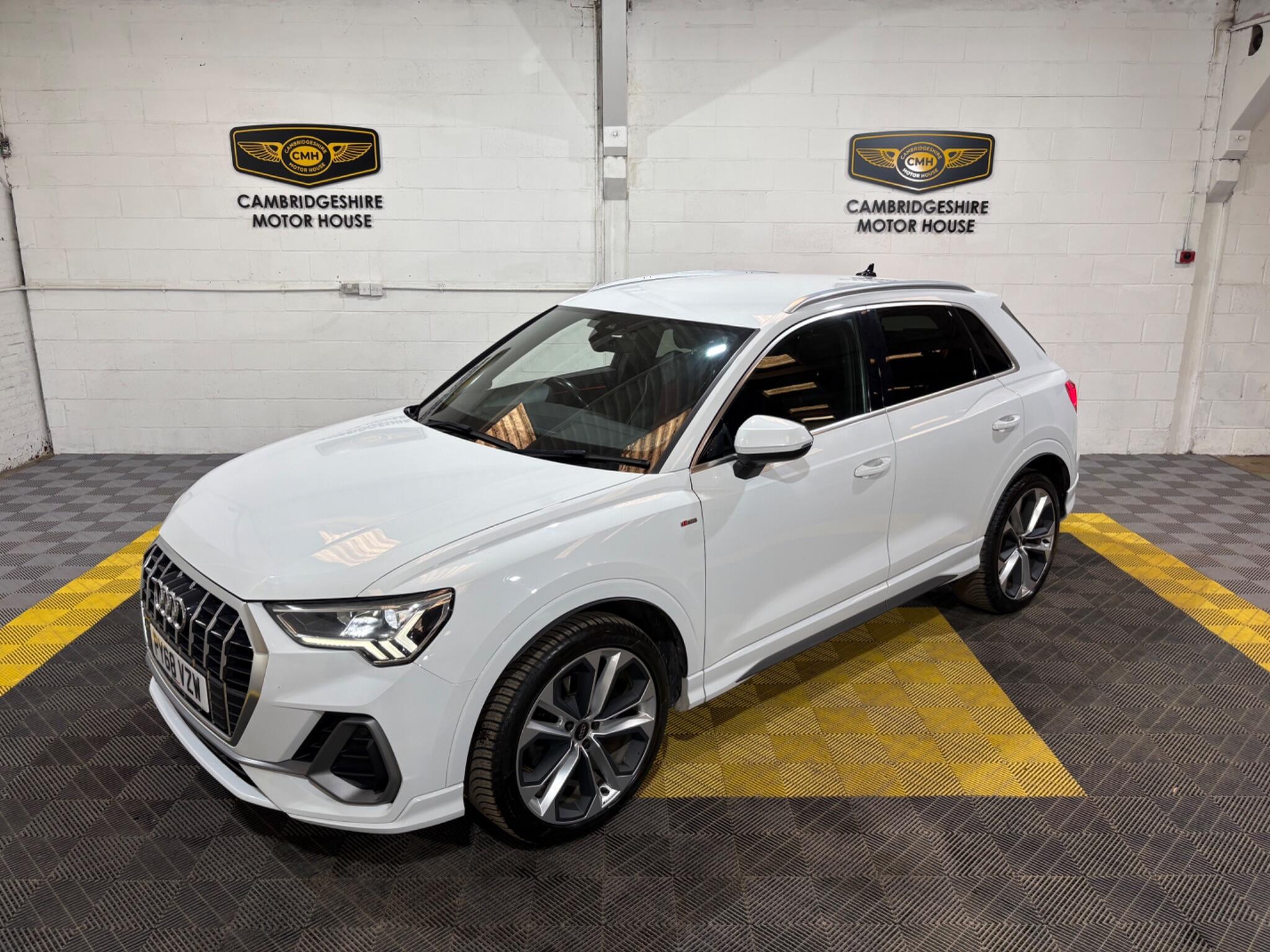 Audi Q3 view 3