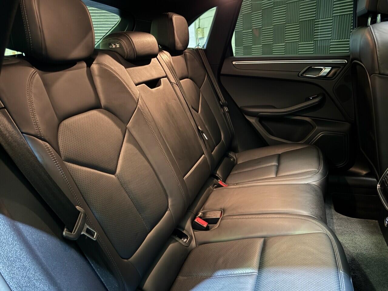 Porsche Macan view 22