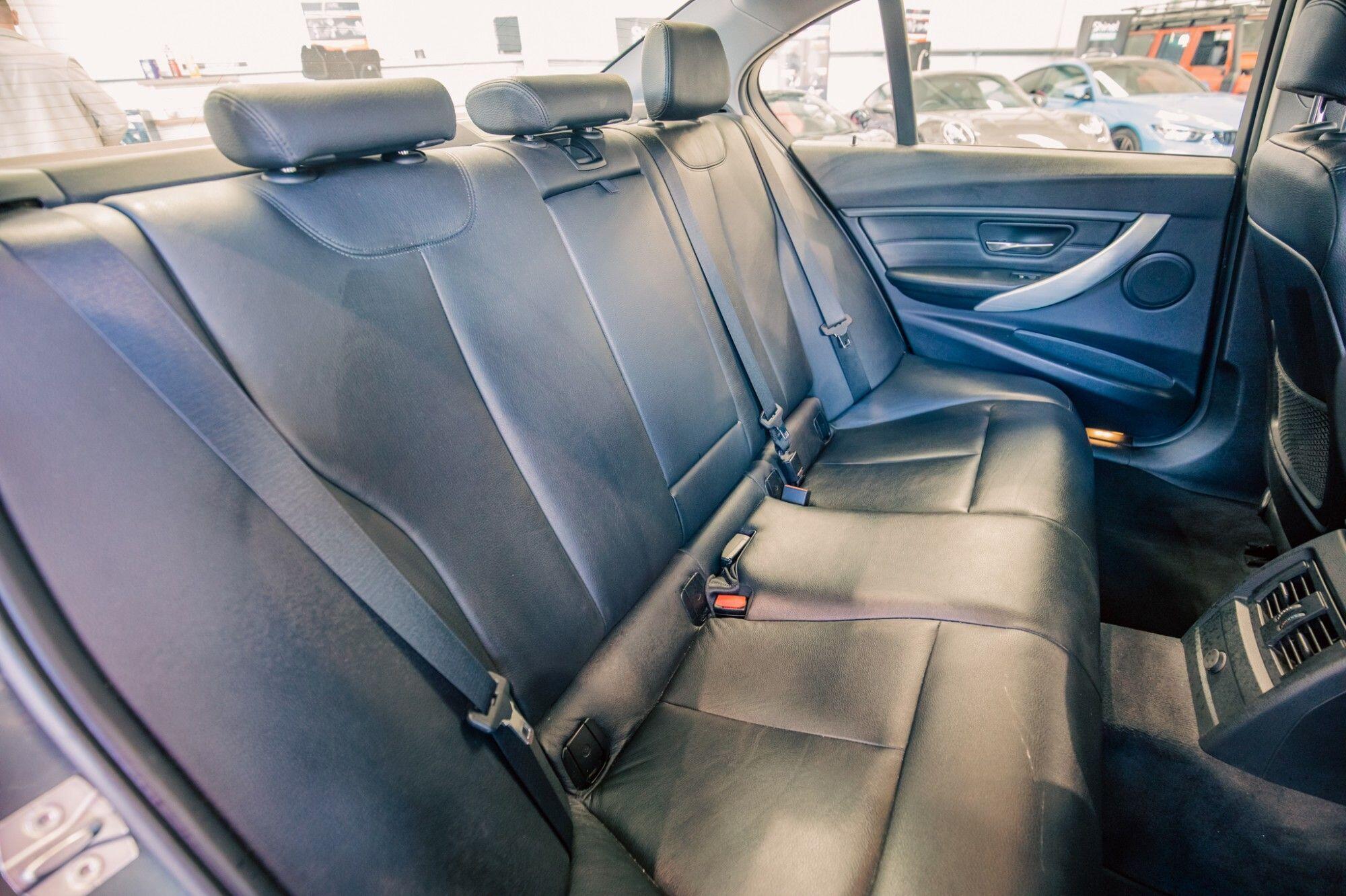 BMW 3 Series view 9