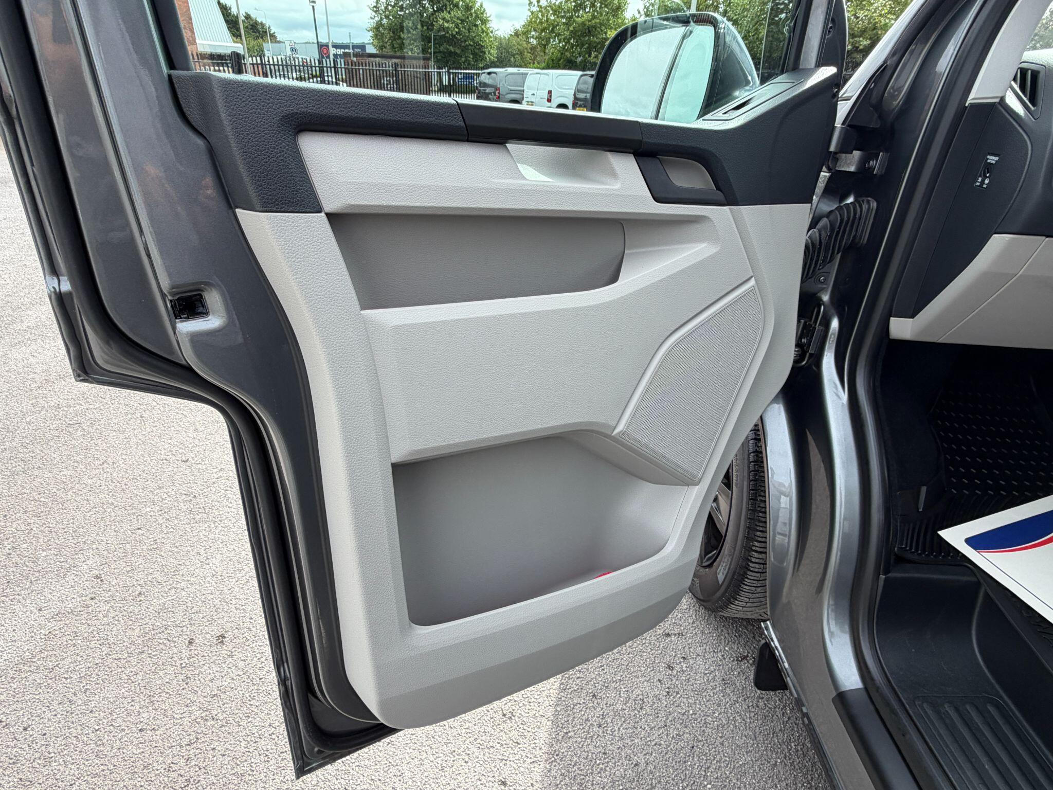 Volkswagen Transporter view 16