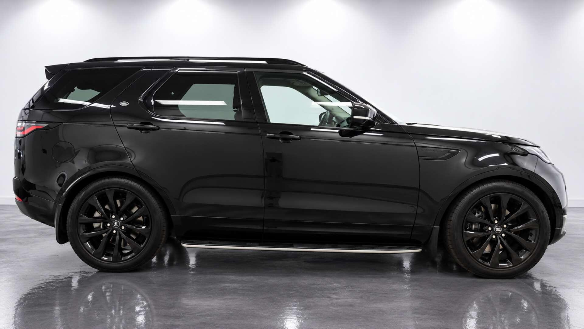 Land Rover Discovery view 3