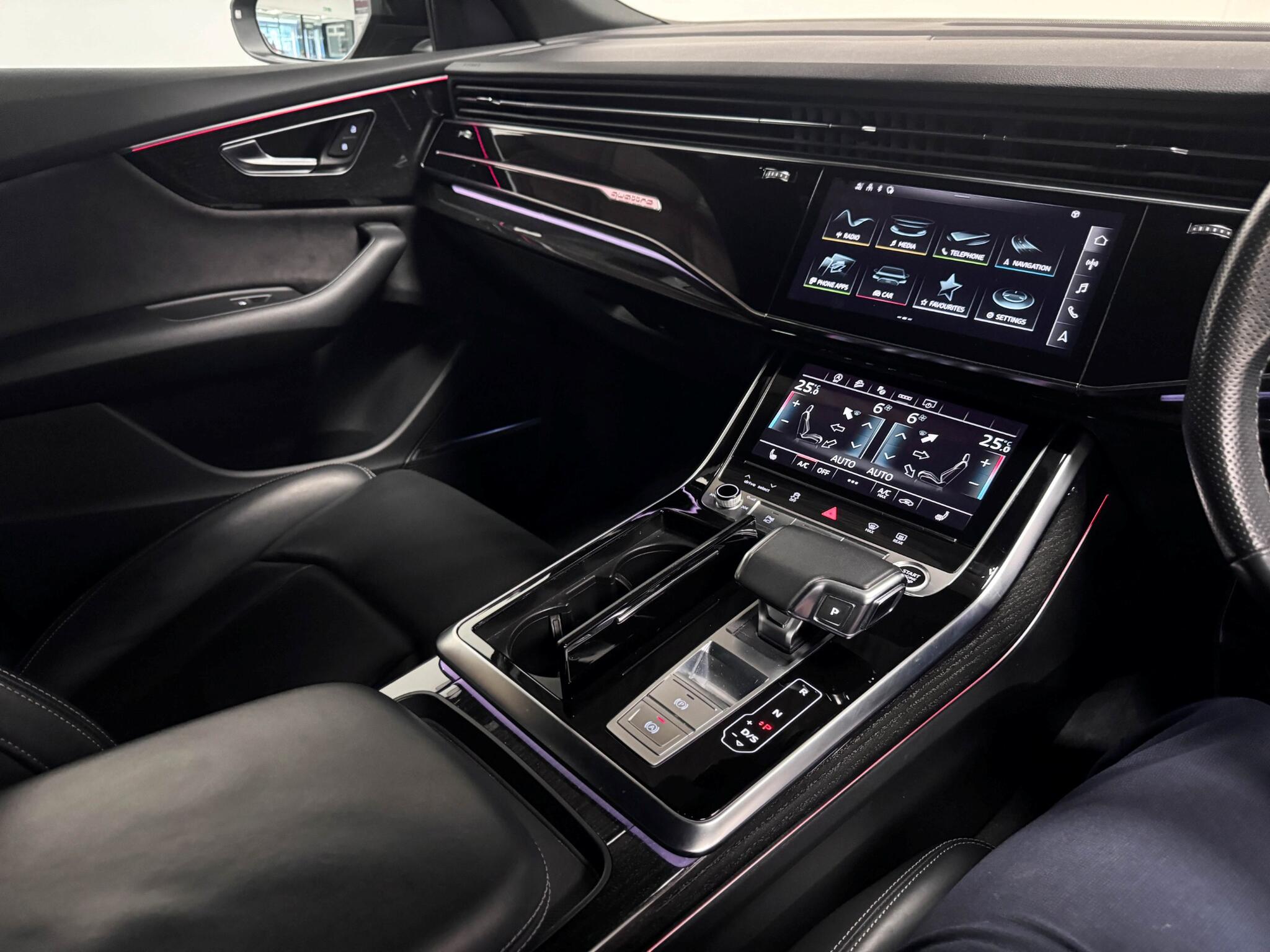 Audi Q8 view 34