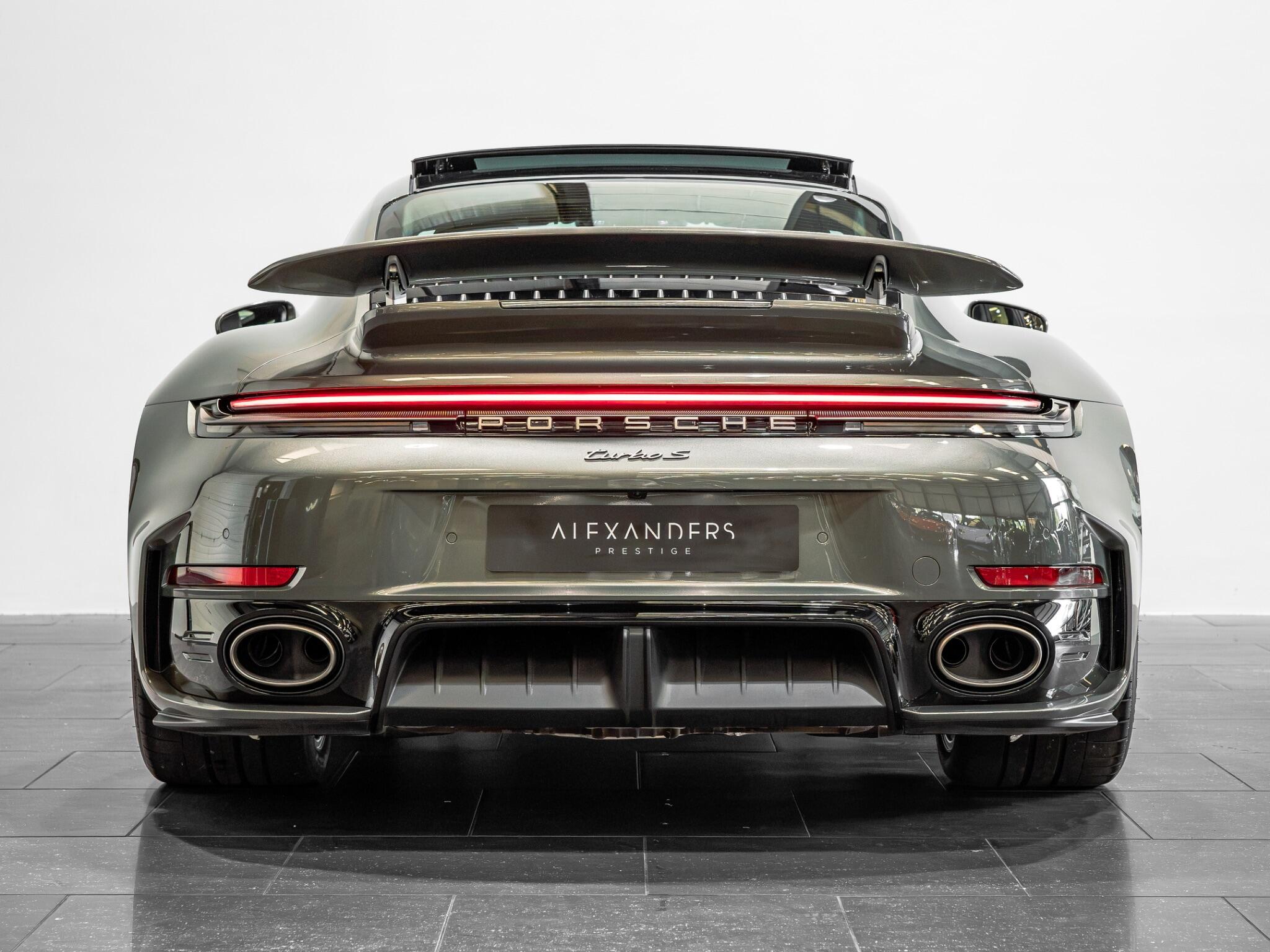 Porsche 911 view 11