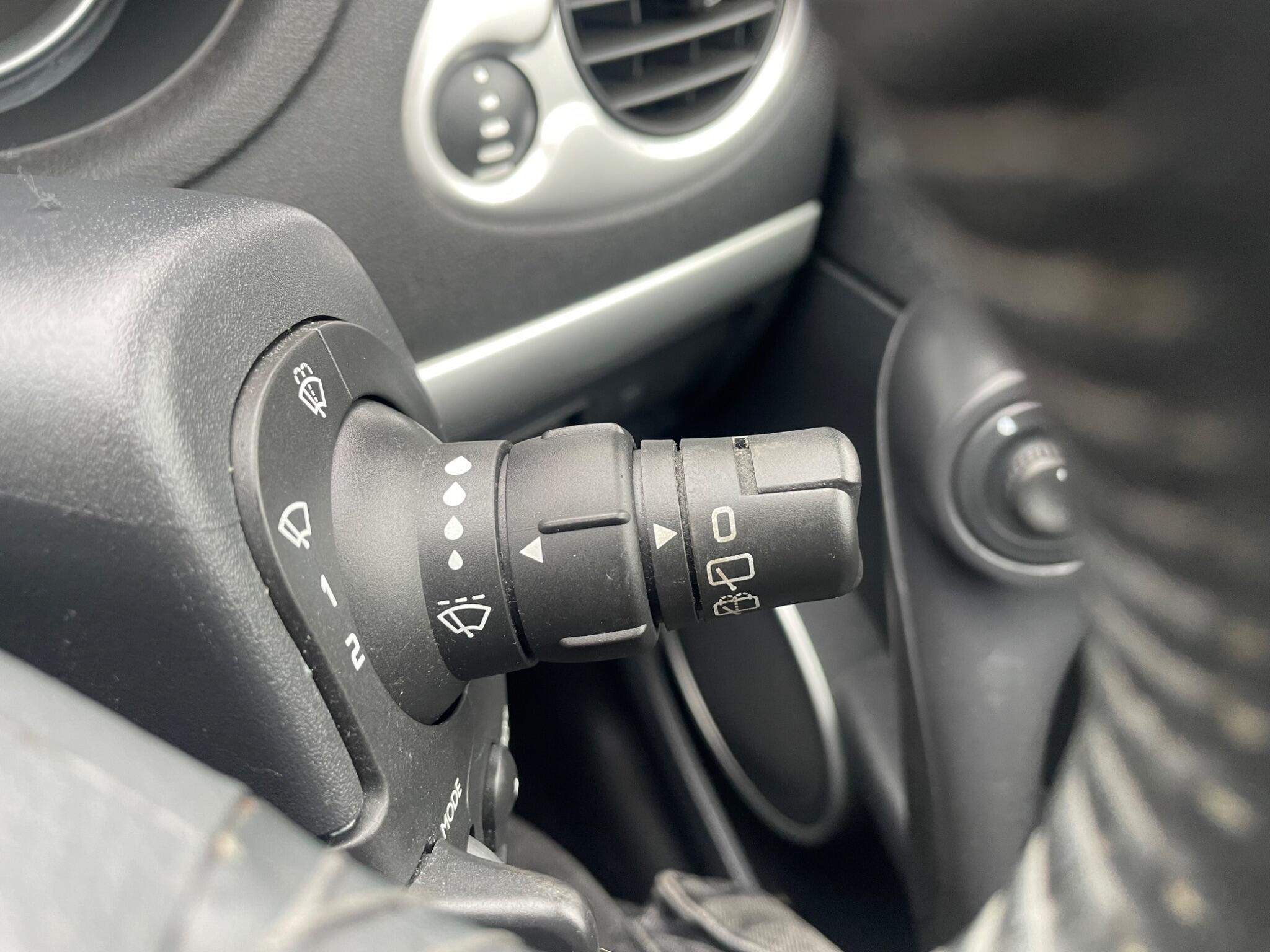 2011 Renault Clio image 34