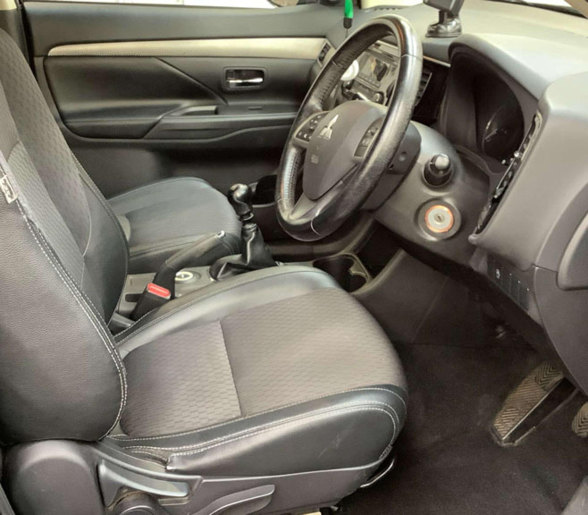 Mitsubishi Outlander view 4