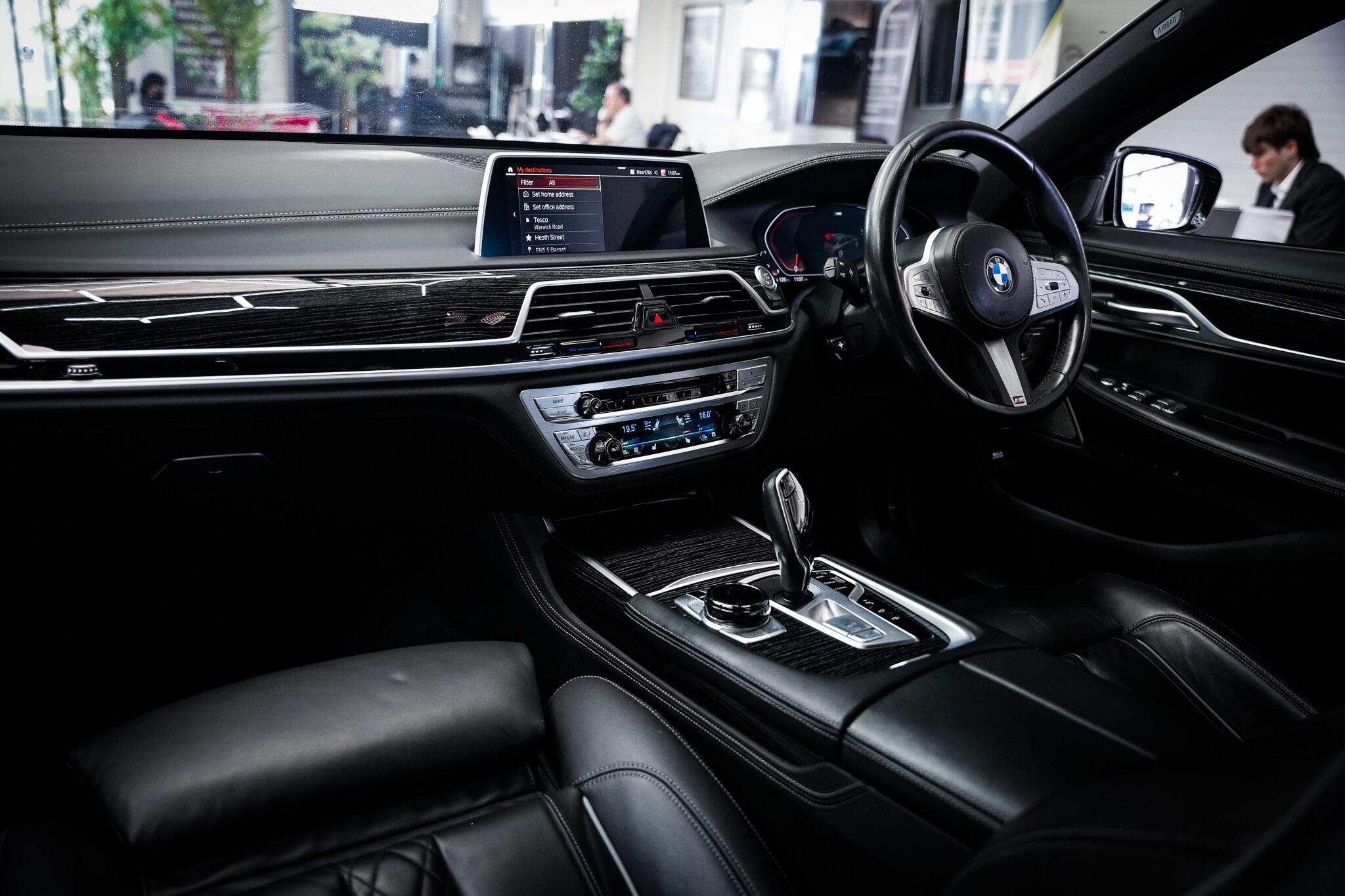 BMW 7 Series view 22