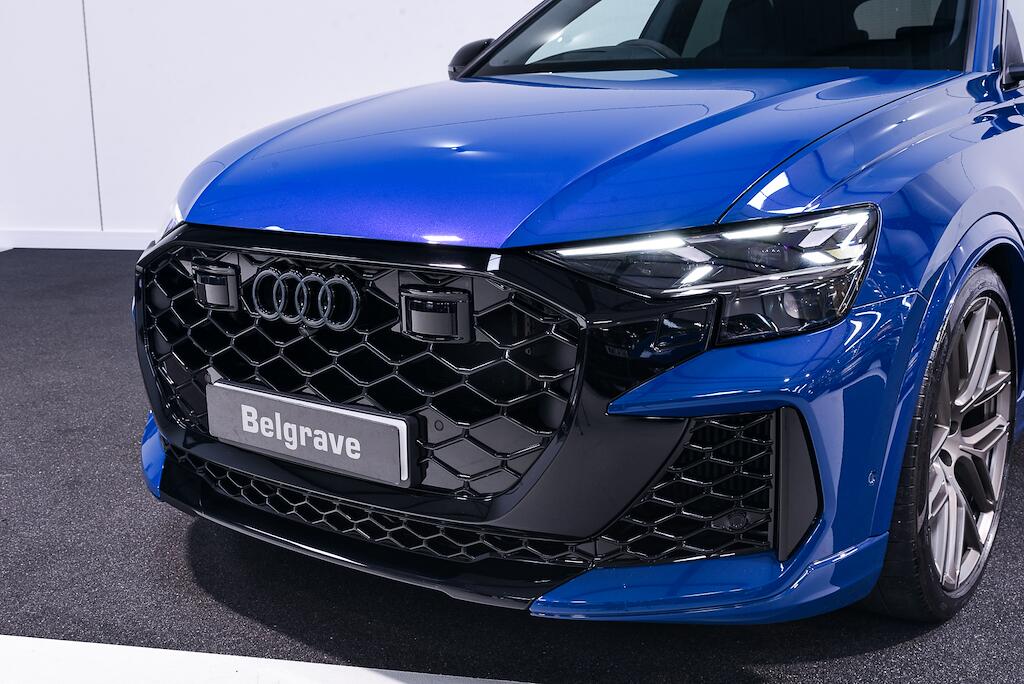 Audi RS Q8 view 11