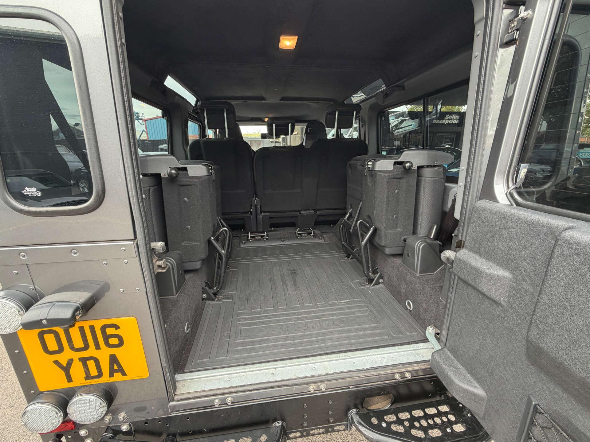 Land Rover Defender 110 view 13