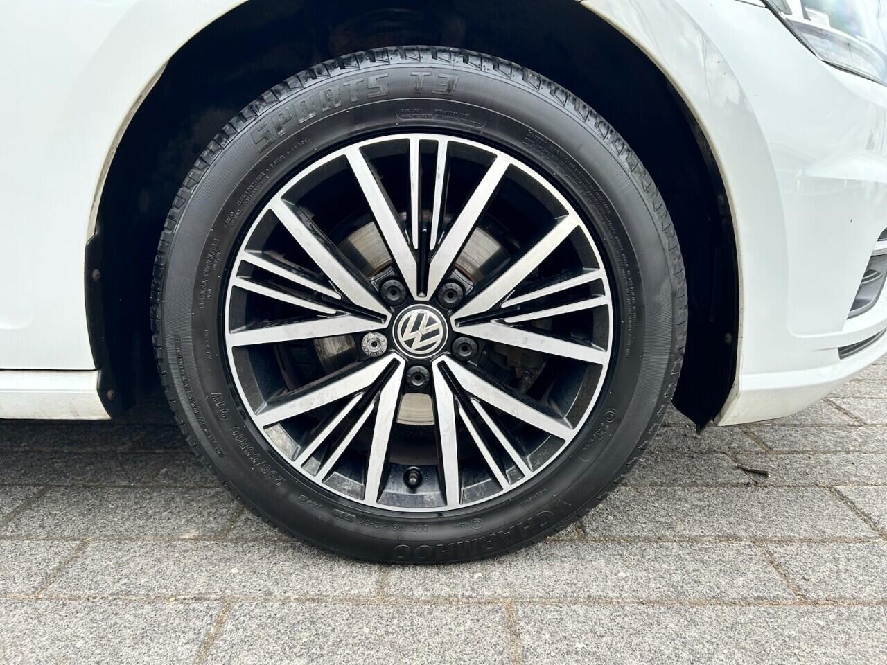 Volkswagen Golf view 4