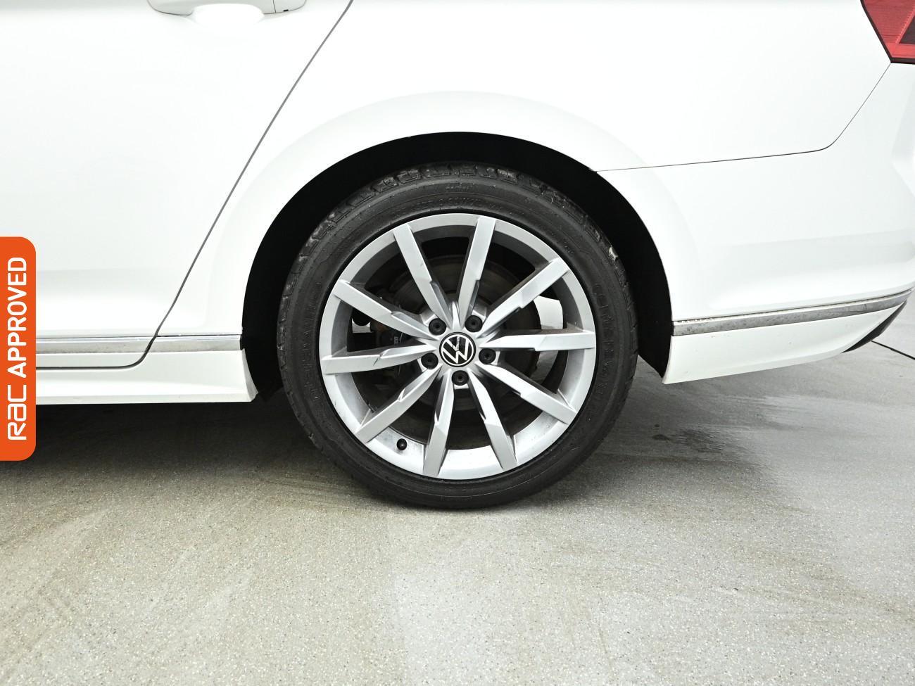 Volkswagen Passat view 26