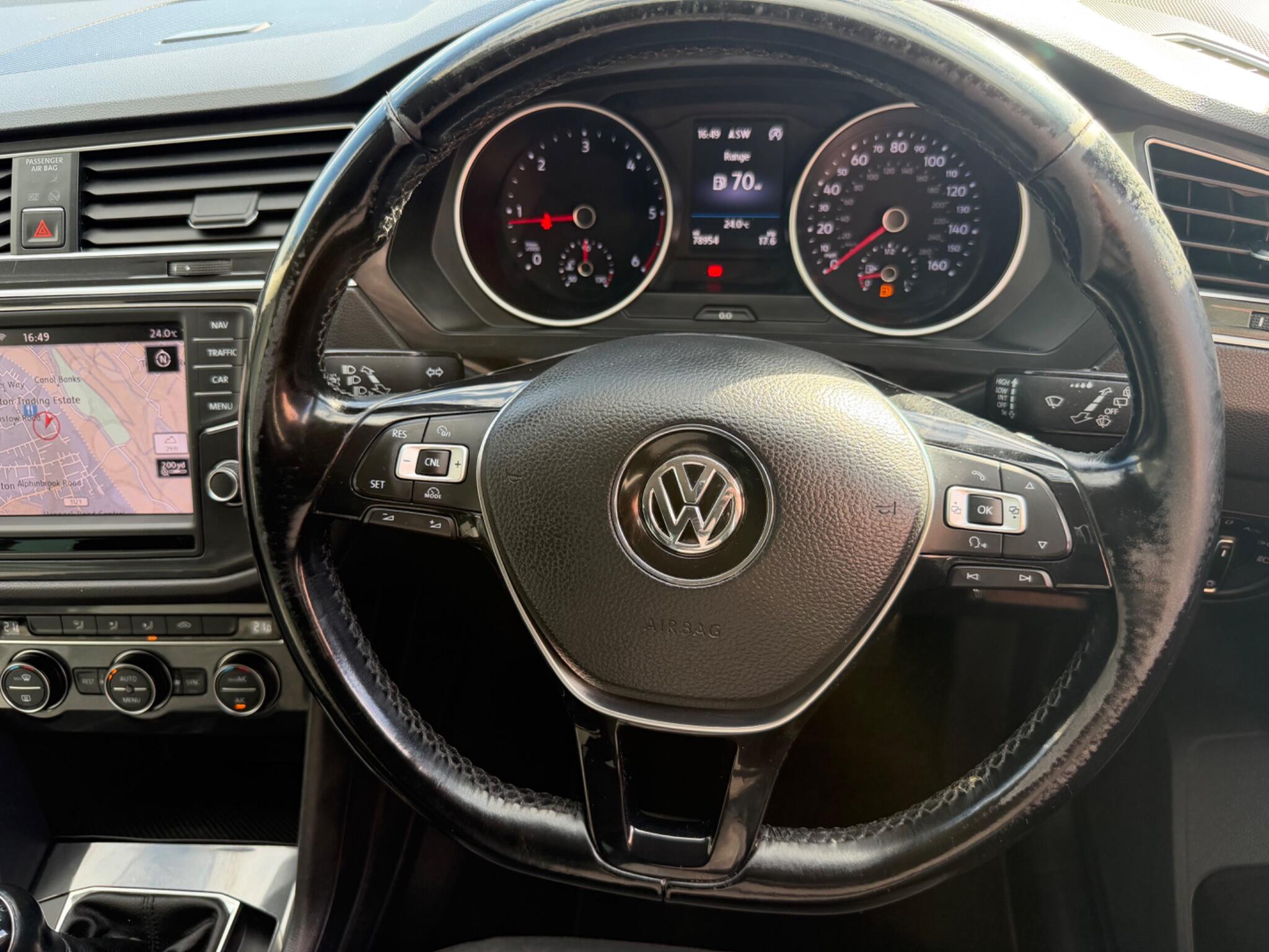 Volkswagen Tiguan view 4