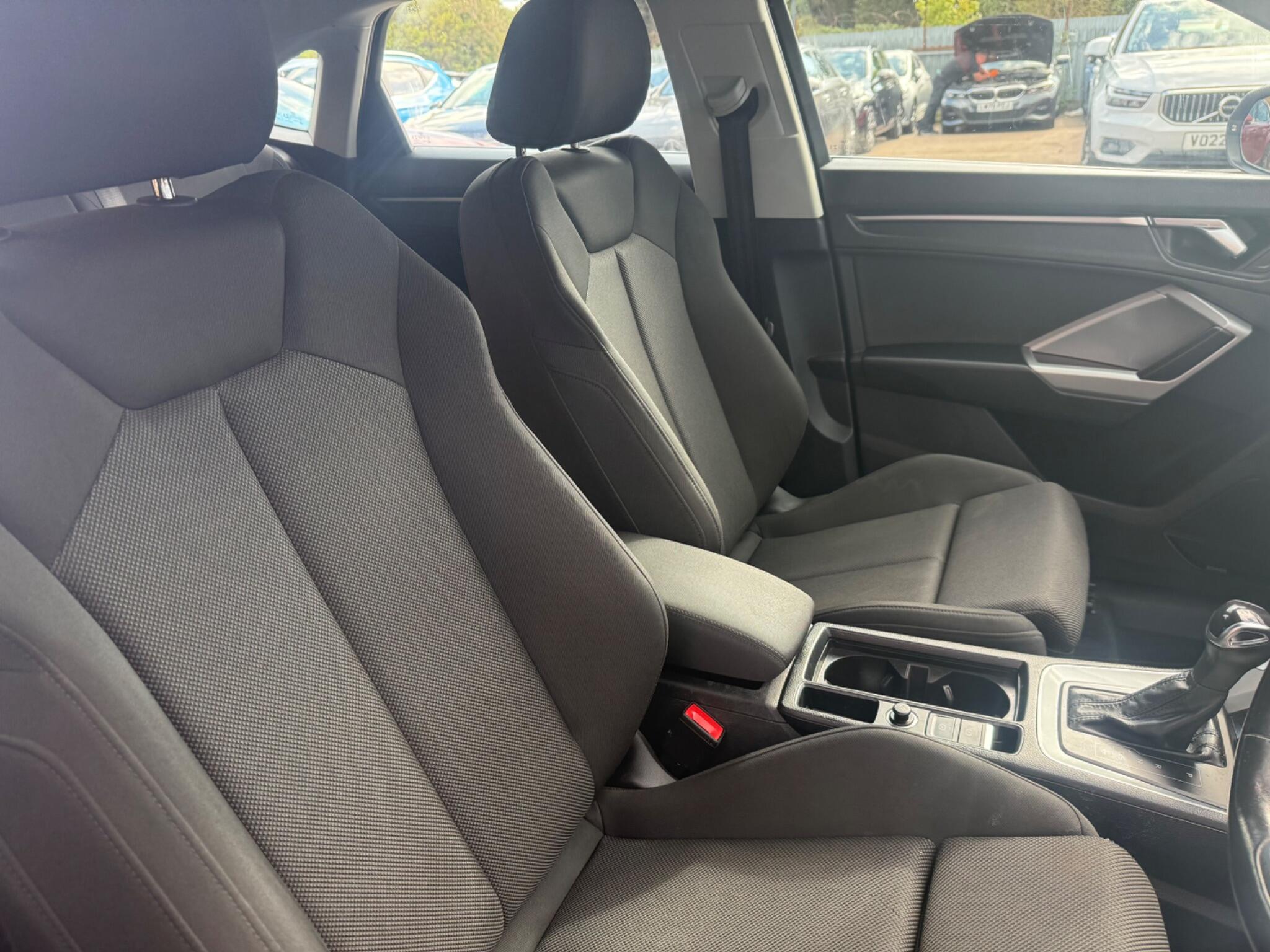 Audi Q3 view 18