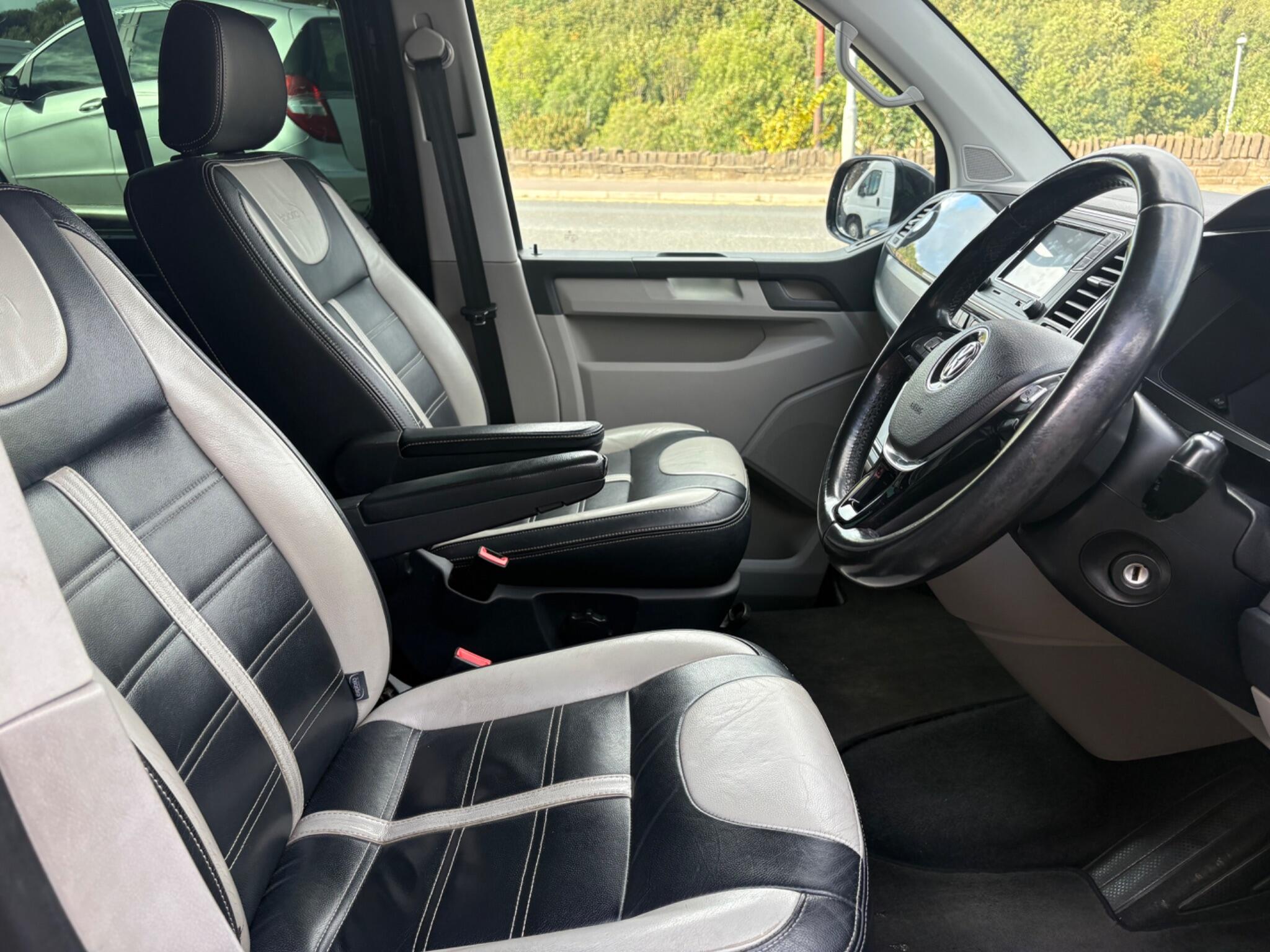 Volkswagen Transporter view 12