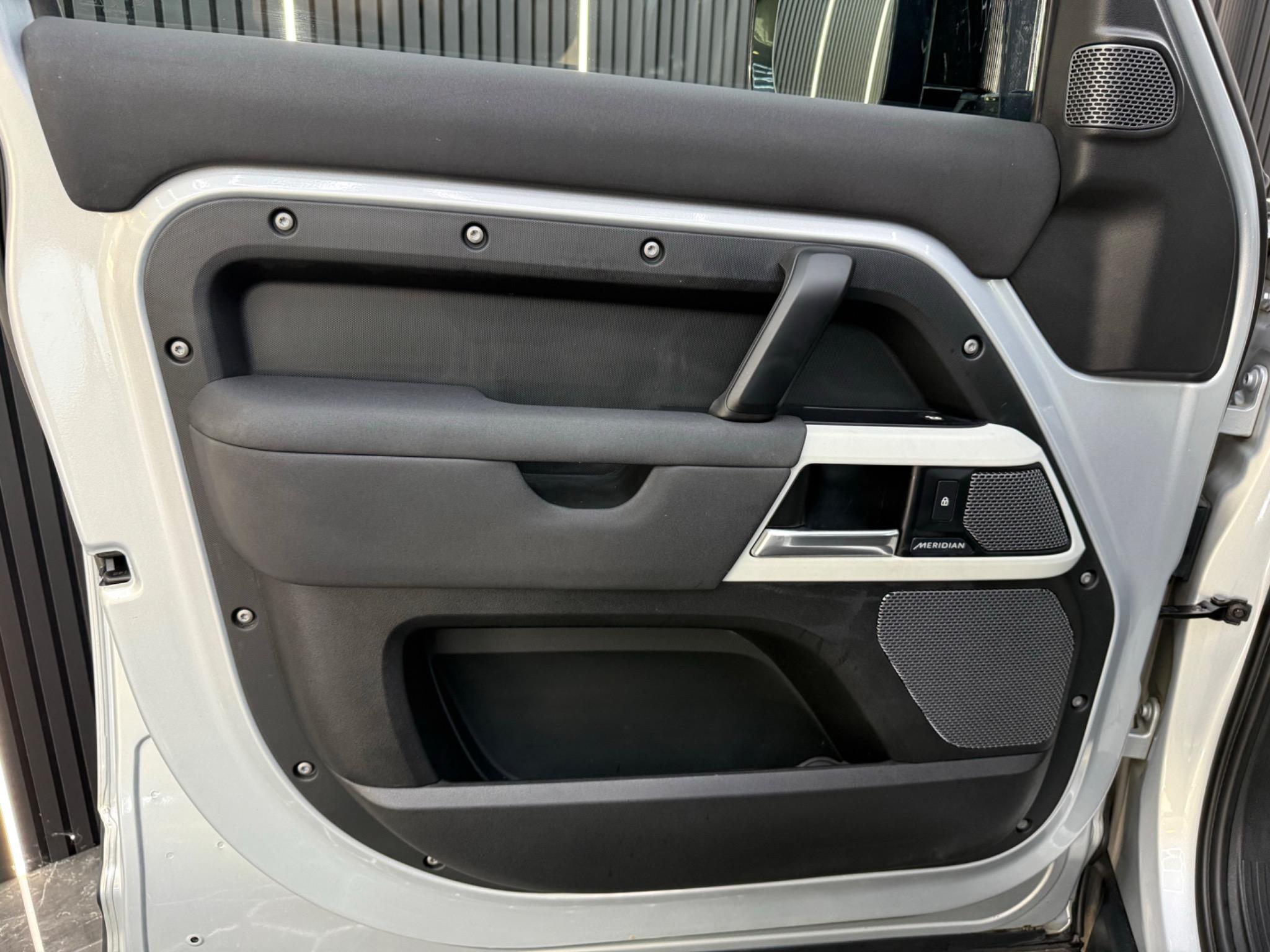 Land Rover Defender 110 view 41