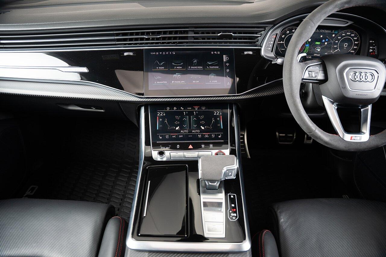 Audi RS Q8 view 33