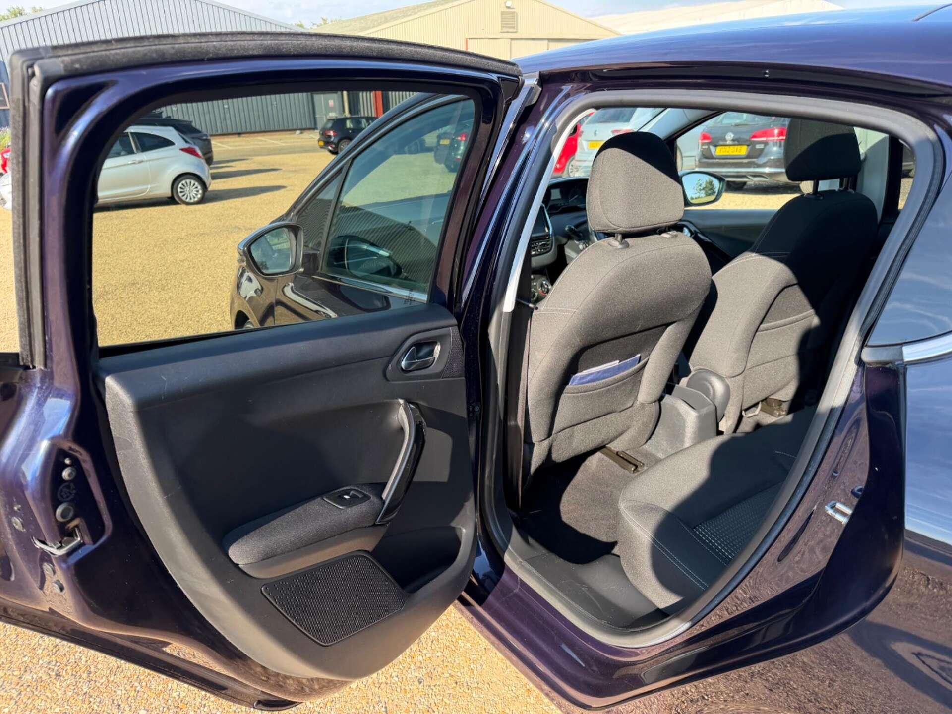 Peugeot 208 view 16