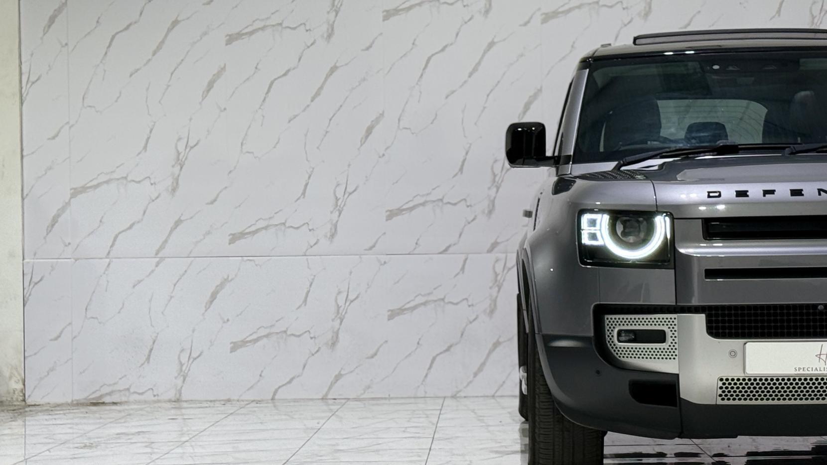 Land Rover Defender view 36
