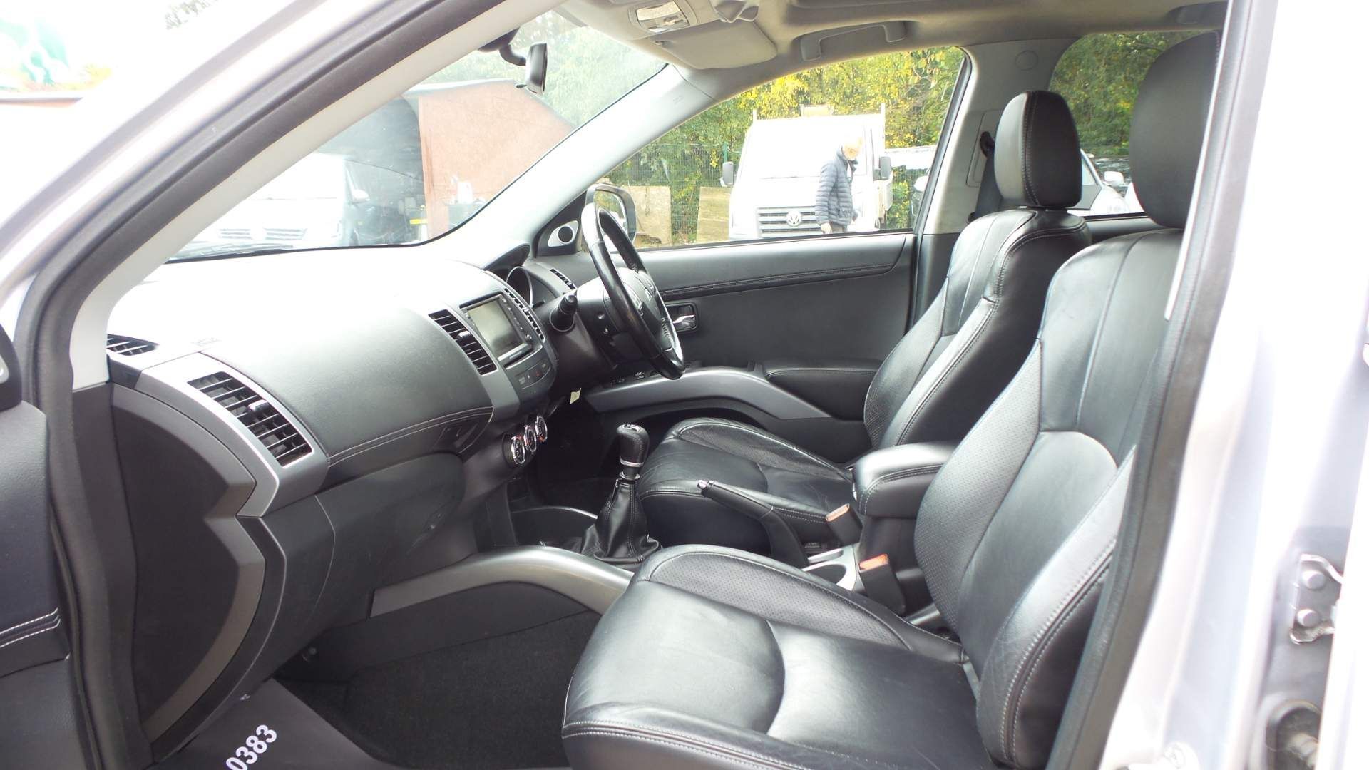 Mitsubishi Outlander view 8