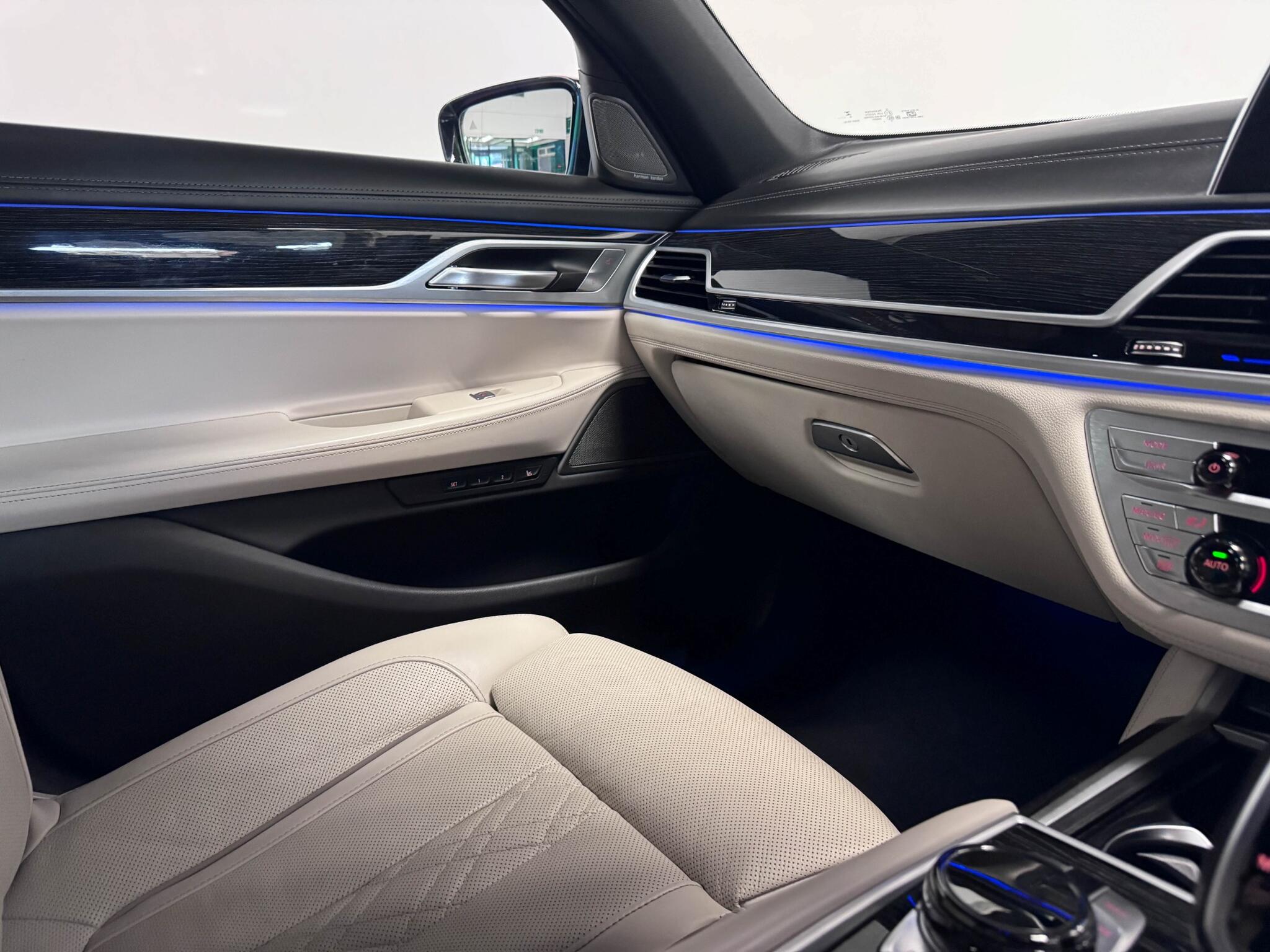 BMW 7 Series view 35