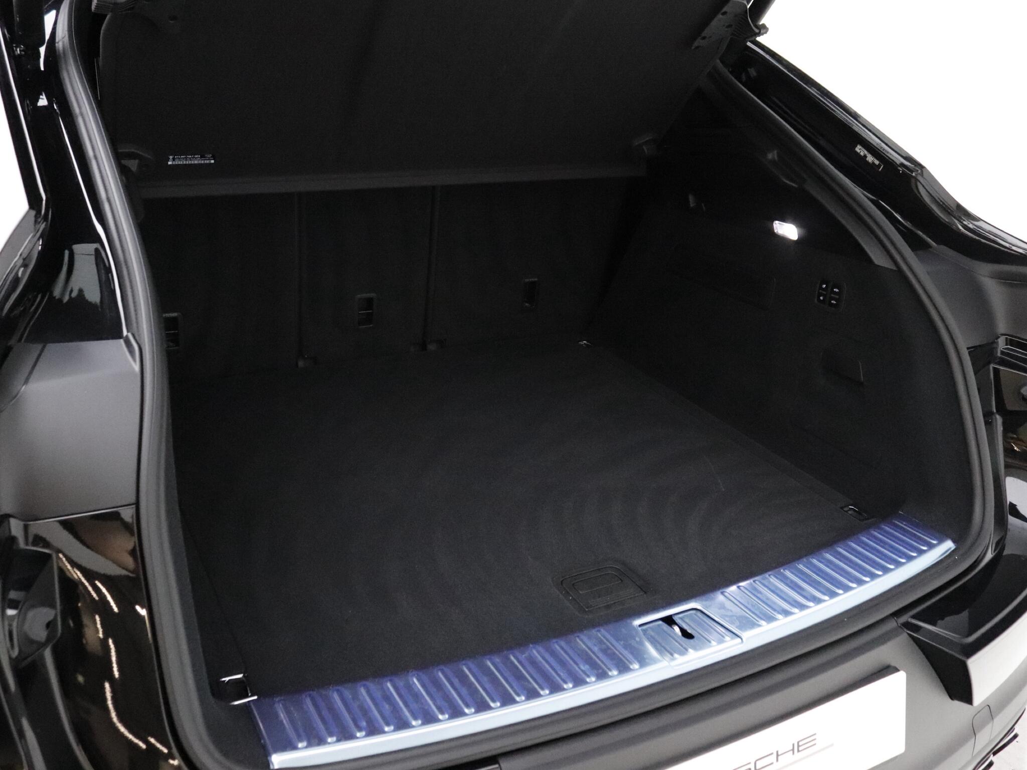 Porsche Cayenne view 19
