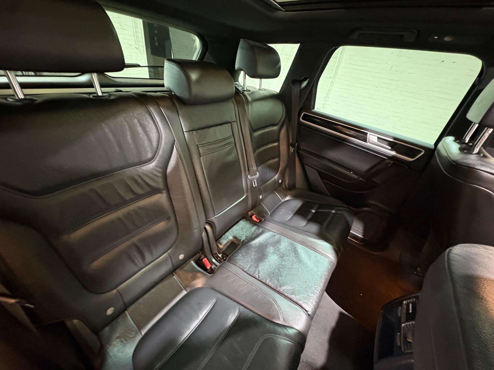 Volkswagen Touareg view 9