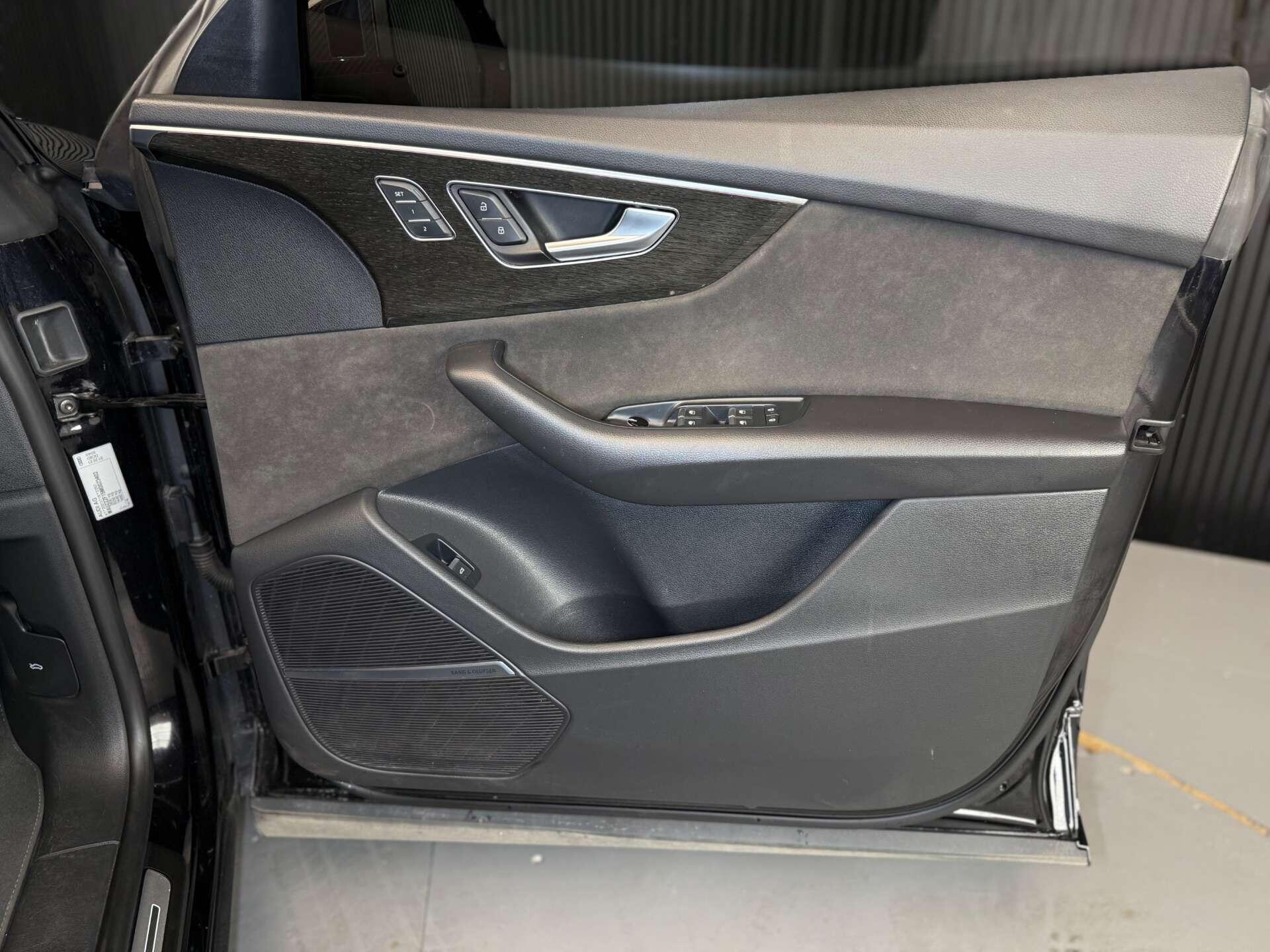 Audi Q8 view 28