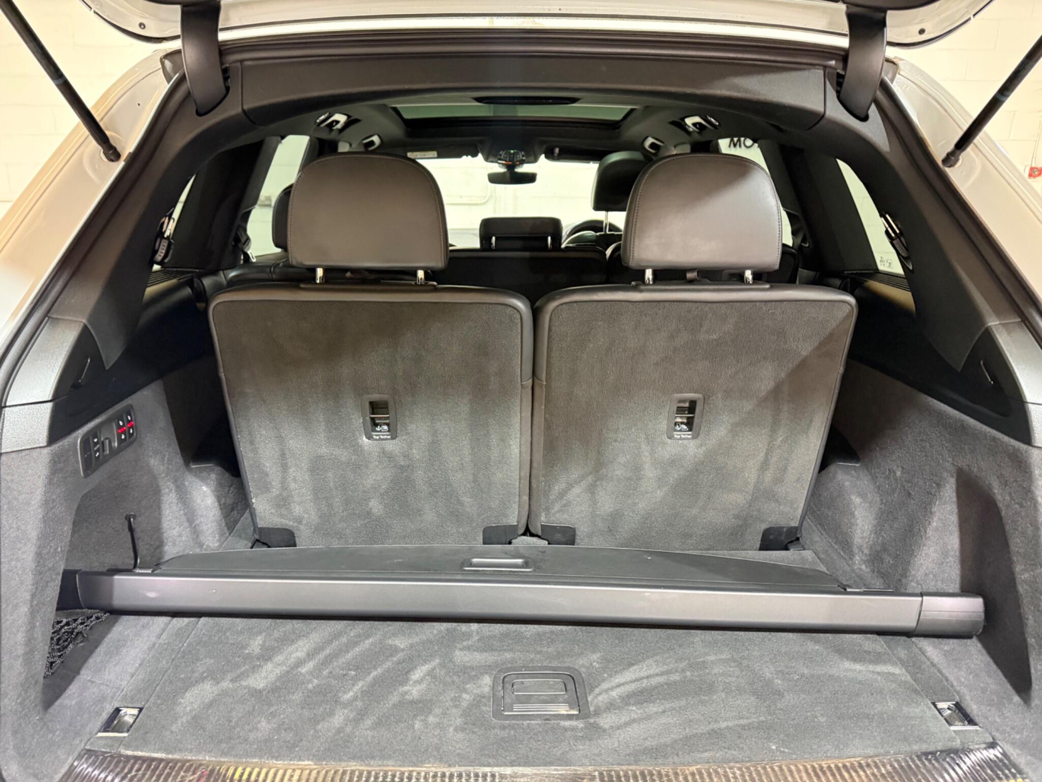 Audi Q7 view 8