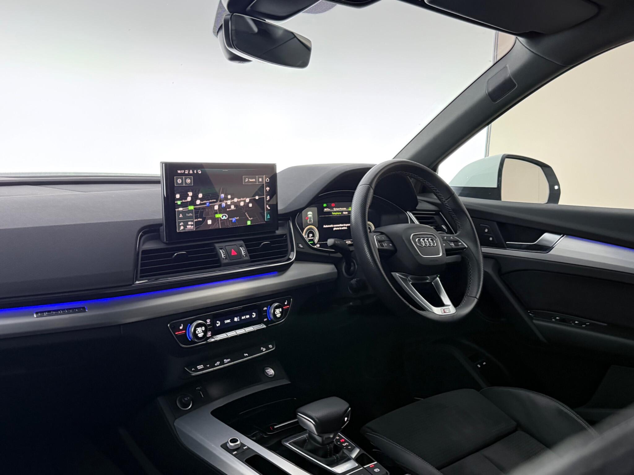 Audi Q5 view 4