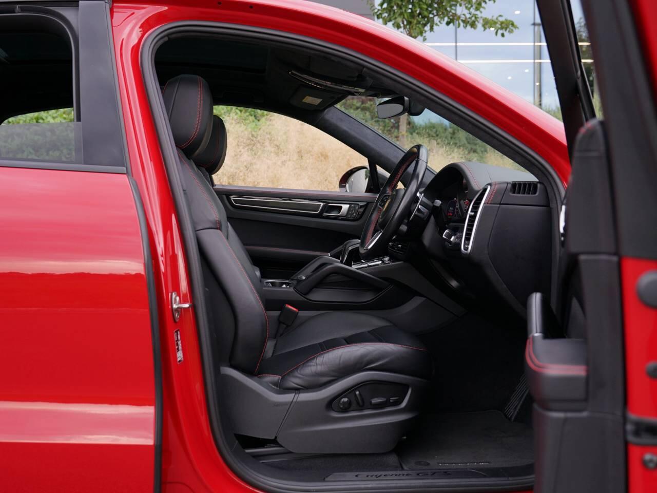 Porsche Cayenne view 10