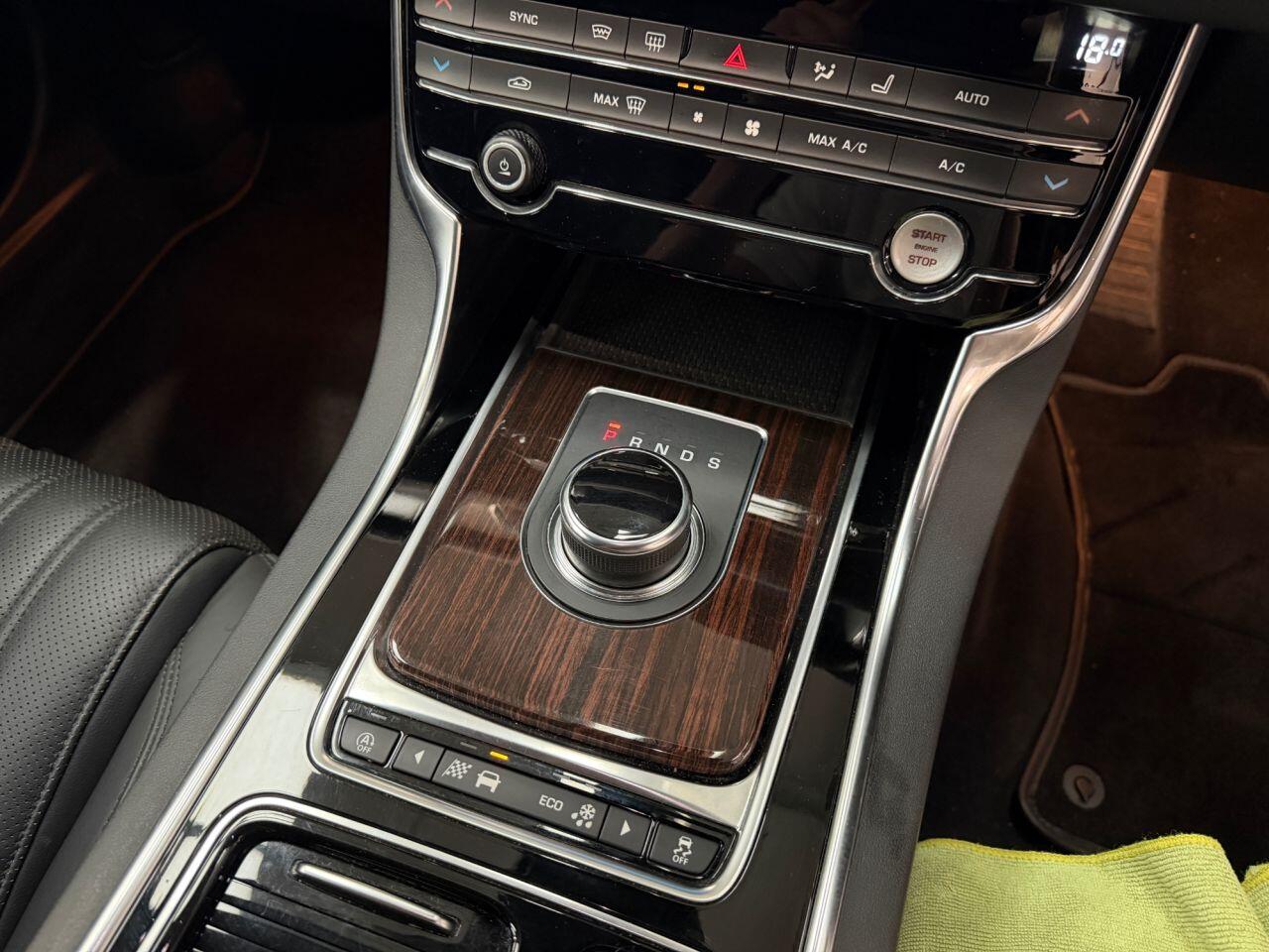 Jaguar XF view 15