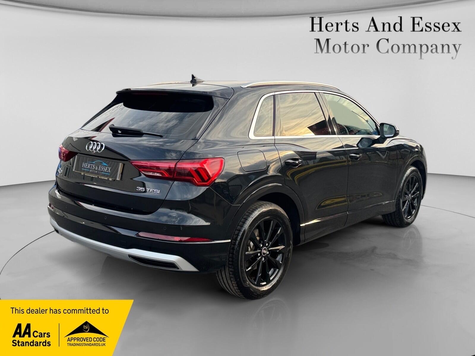 Audi Q3 view 8