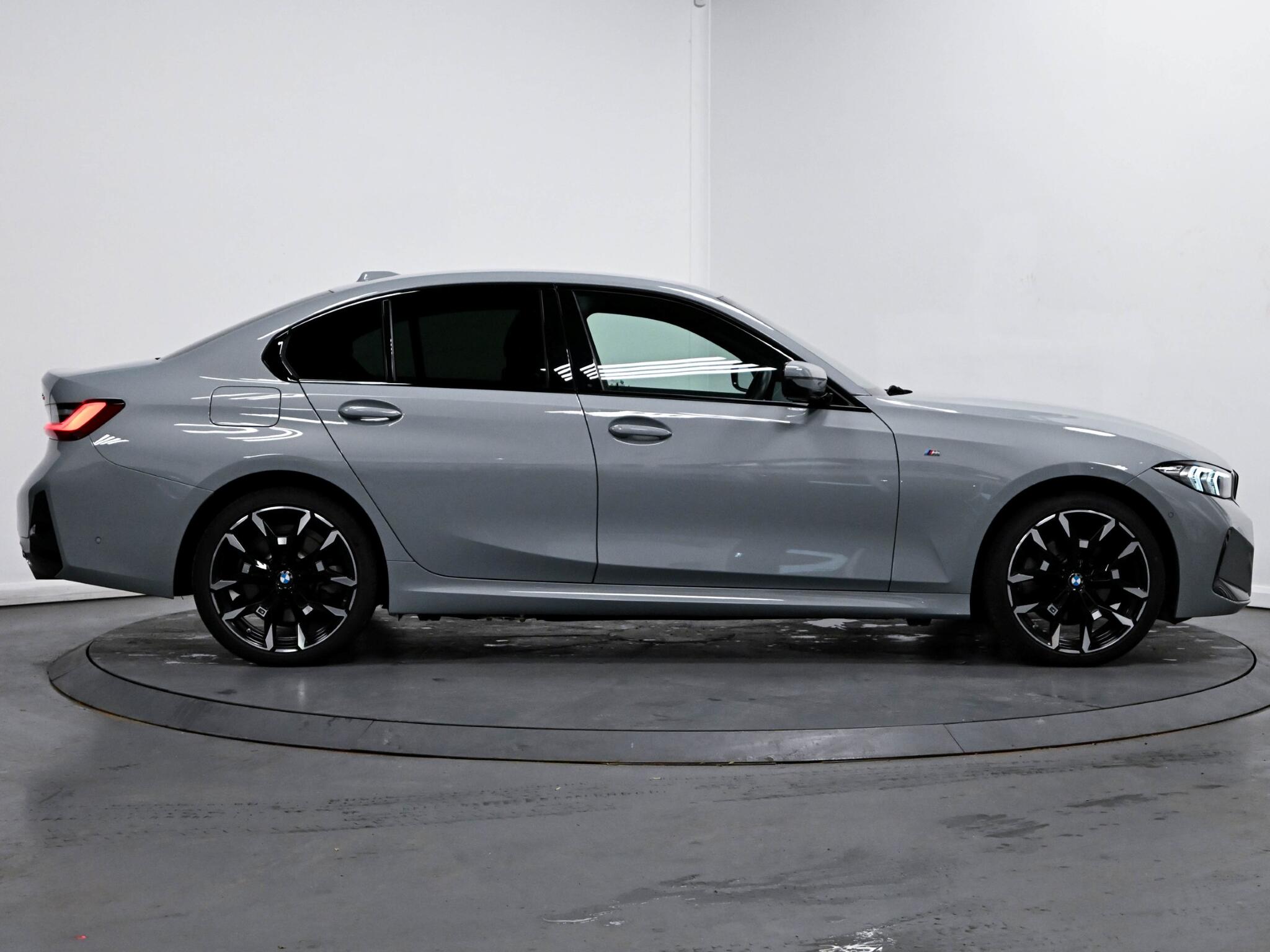 BMW 3 Series view 18