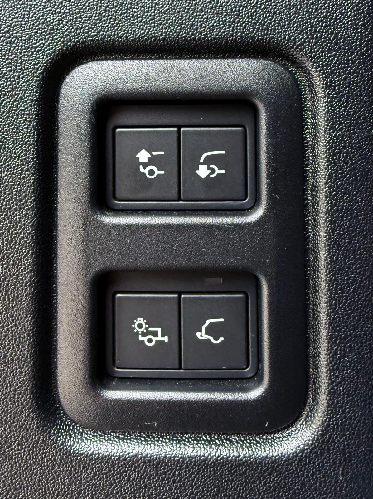 Land Rover Defender view 36